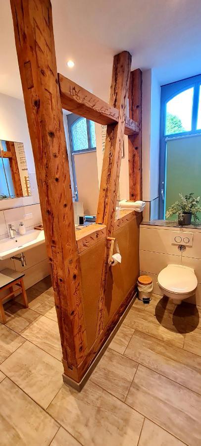 Zweibettzimmer mit eigenem Bad außerhalb des Zimmers